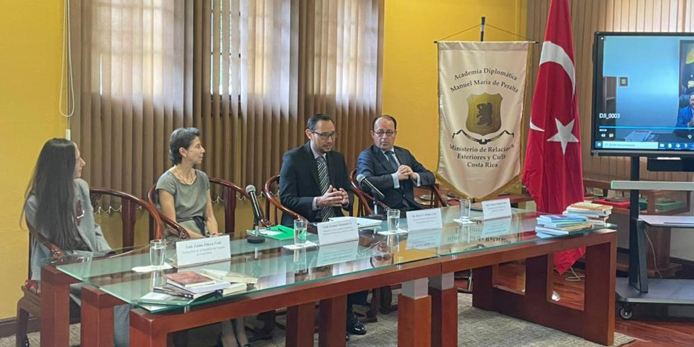 entrega de una donación de libros
